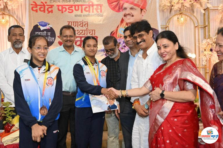 मुख्यमंत्री देवेंद्र फडणवीस यांच्या वाढदिवसानिमित्त गुणवंत विद्यार्थ्यांचा सत्कार