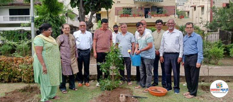 एक पेड मां के नाम पब्लिक रिलेशन सोसायटीतर्फे वृक्षारोपण