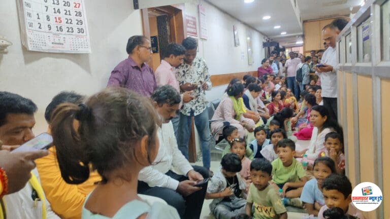 आदिवासी आयुक्तालयात विद्यार्थी व पालकांनी प्रतिकात्मक शाळा भरविली 