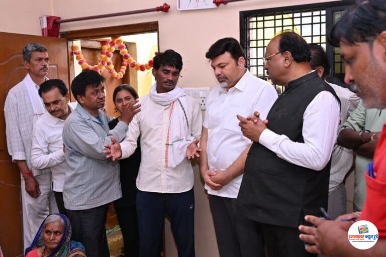 धापेवाडा येथील वीज पडून मृत्यू झालेल्या कुटुंबीयांचे पालकमंत्री चंद्रशेखर बावनकुळे यांनी केले सांत्वन
