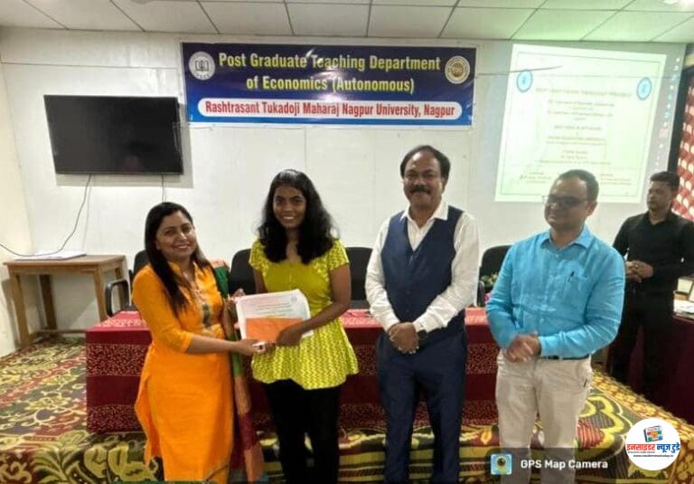 विद्यापीठात पोस्टर सादरीकरण स्पर्धा