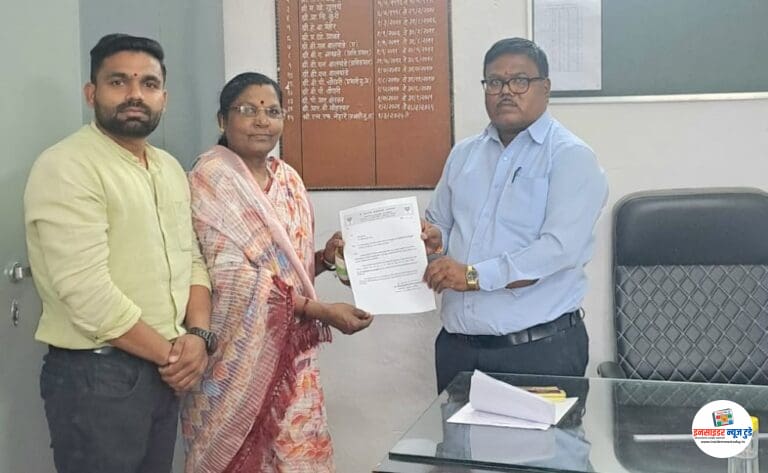 शाळेतून प्रथम आलेल्या विद्यार्थ्याच्या हस्ते ध्वजारोहण करण्यात यावा