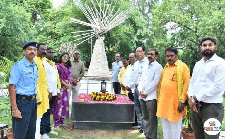 ऑगस्ट क्रांती दिनानिमित्त मनपातर्फे हुतात्म्यांना अभिवादन