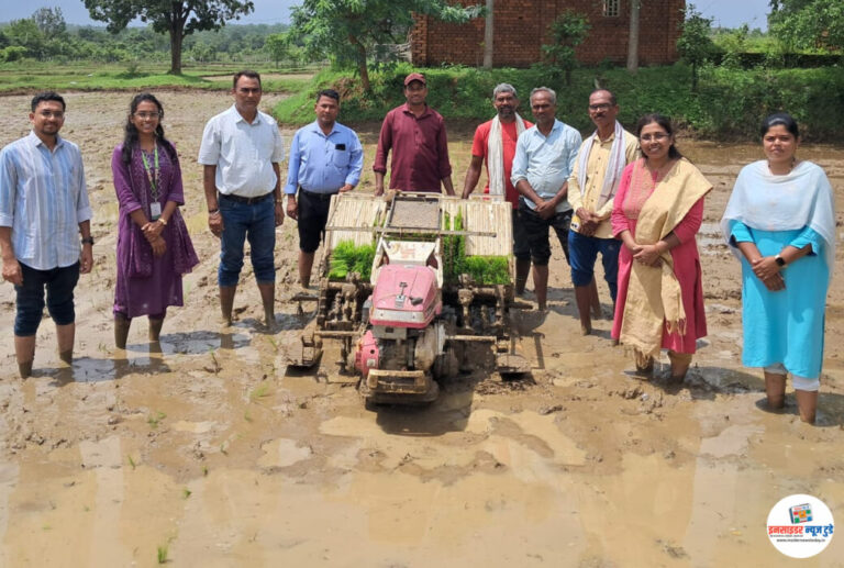 बोरडा येथे रोवणी यंत्राद्वारे झाले प्रात्यक्षिक