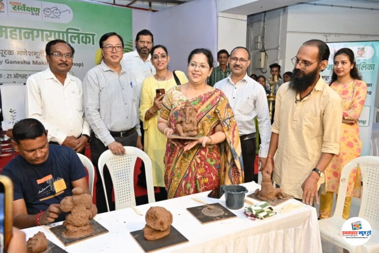 चिमुकल्या हातांनी दिला श्रीगणेशांच्या मूर्तीला आकार  मनपाच्या पर्यावरणपूरक गणेश मूर्ती कार्यशाळेत विद्यार्थ्यांच्या सुप्तगुणांना वाव