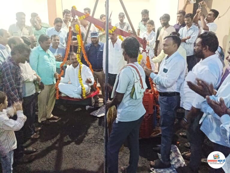 रजनीकांत बोरले यांचा फळ (सफरचंद )तुला भार
