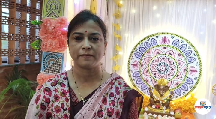 गाईच्या शेणापासून श्री गणेशाची मूर्ती तयार करीत प्रिती टेंभरे यांनी बाप्पाची केली स्थापना