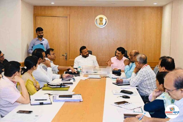राष्ट्रीय आरोग्य अभियाना अंतर्गत कंत्राटी कर्मचाऱ्यांना नियमित करण्यासाठी कार्यवाही करा – ग्रामविकास मंत्री जयकुमार गोरे