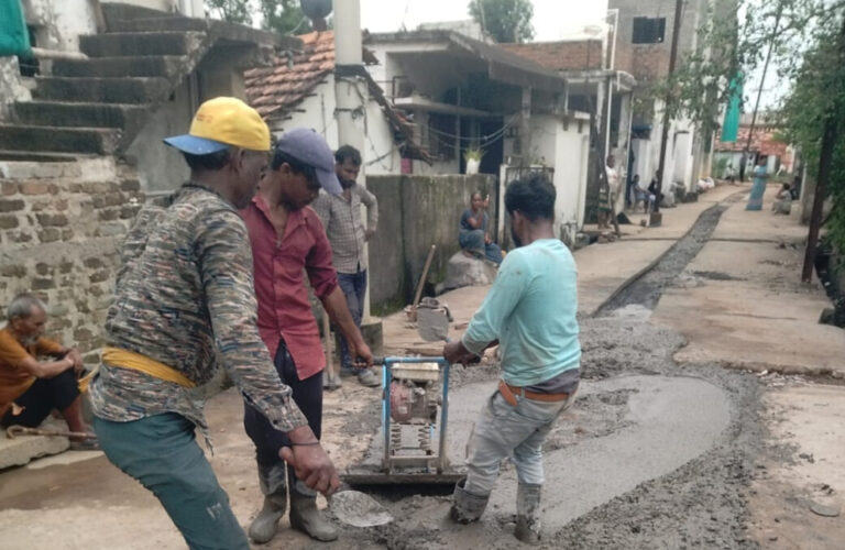 मलनिस्सारण प्रकल्प अंतर्गत खोदण्यात आलेल्या रस्त्यांच्या पुनर्बांधणी कामास वेग