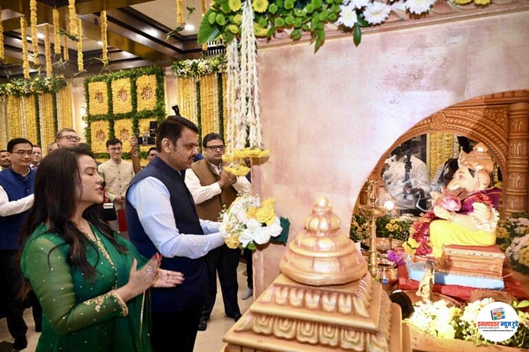 मुख्यमंत्र्यांच्या वर्षा निवासस्थानी विविध देशांच्या महावाणिज्य दूतांनी  घेतले गणेश दर्शन, मनोभावे आरतीही केली