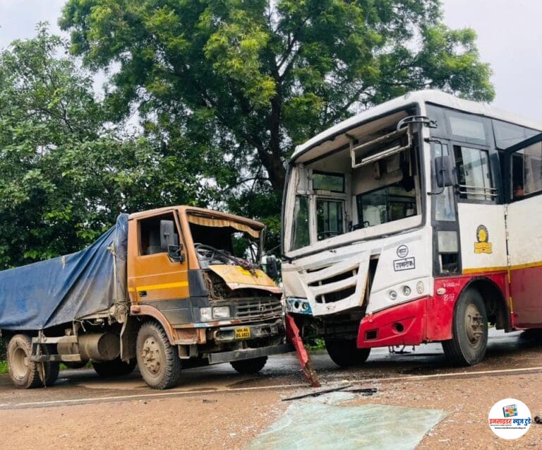 एसटी बस व ट्रकची आमोरासामोर धडक बस चालक तर वाहक किरकोळ जखमी