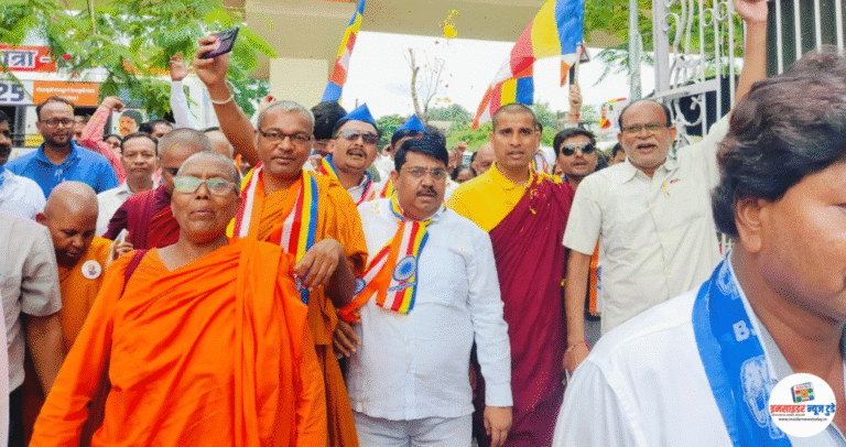 महाबोधी मुक्ती चळवळ गतिमान दीक्षाभूमीतून धम्मध्वज यात्रेला सुरुवात