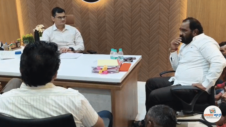 शिवसेनेचा सार्वजनिक बांधकाम विभागात धरणे आंदोलन