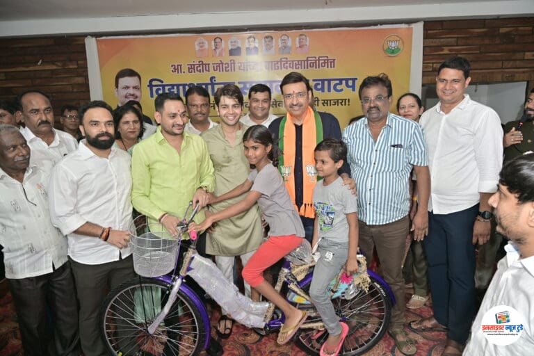कामगार वस्तीतल्या 300 विद्यार्थ्यांना नव्या सायकलींची भेट