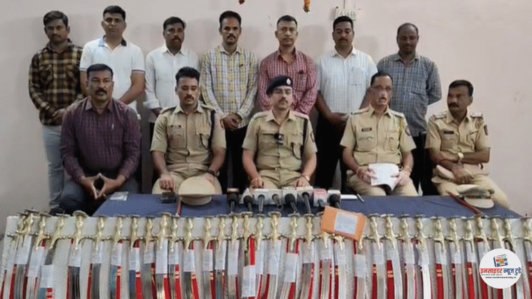 नांदुरा शहरात ४१ तलवारींसह युवक अटकेत
