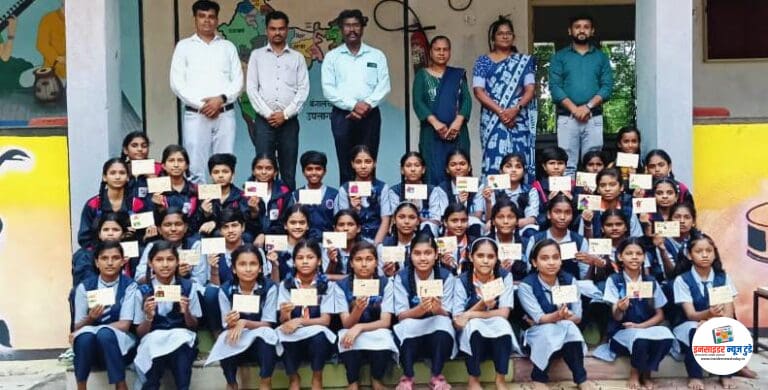 निवासी शाळा सरांडी येथील विद्यार्थिनींनी पोस्टकार्डद्वारे पालकांना दिल्या स्वातंत्र्यदिनाच्या शुभेच्छा