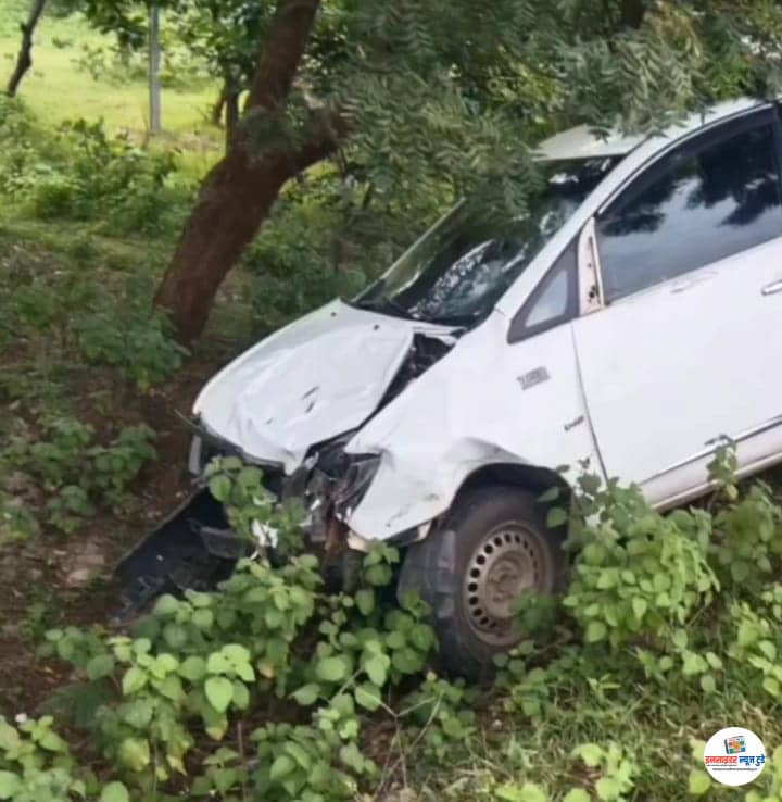 भरधाव इनोव्हाची धडक; आजोबा-नातीनचा मृत्यू, आजी गंभीर