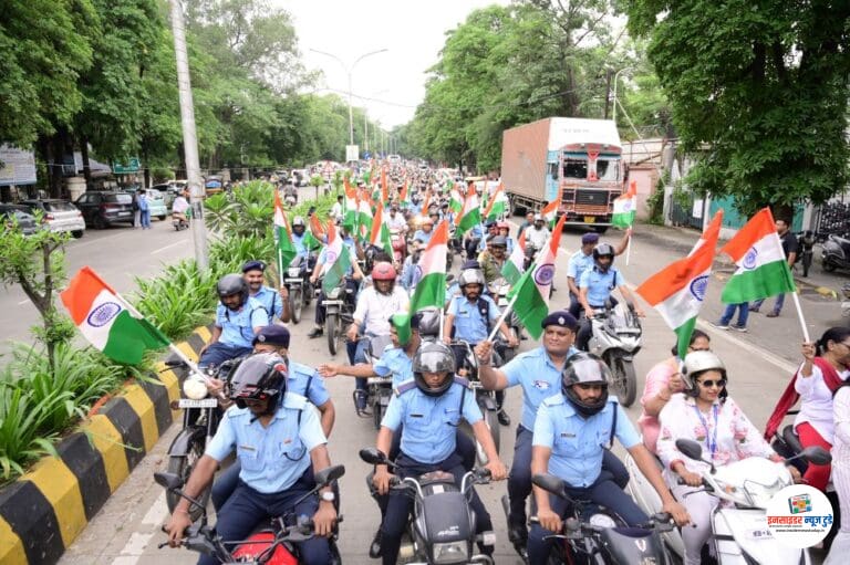 ‘भारत माता की जय’च्या घोषात निघाली तिरंगा बाईक रॅली