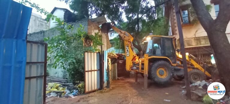 मनपातर्फे 105 वर्षे जुनी जीर्ण इमारत जमीनदोस्त