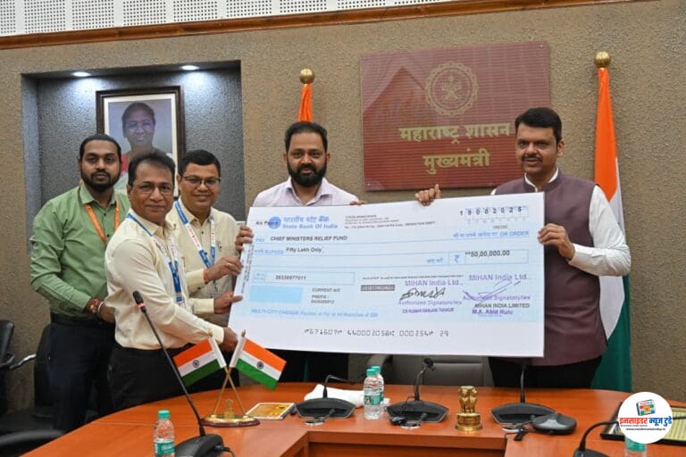 फडणवीस यांच्या हस्ते चिंचभुवन नागरी सुविधा मनपाला हस्तांतरित; मिहानकडून ५० लाखांचा धनादेश सुपूर्द