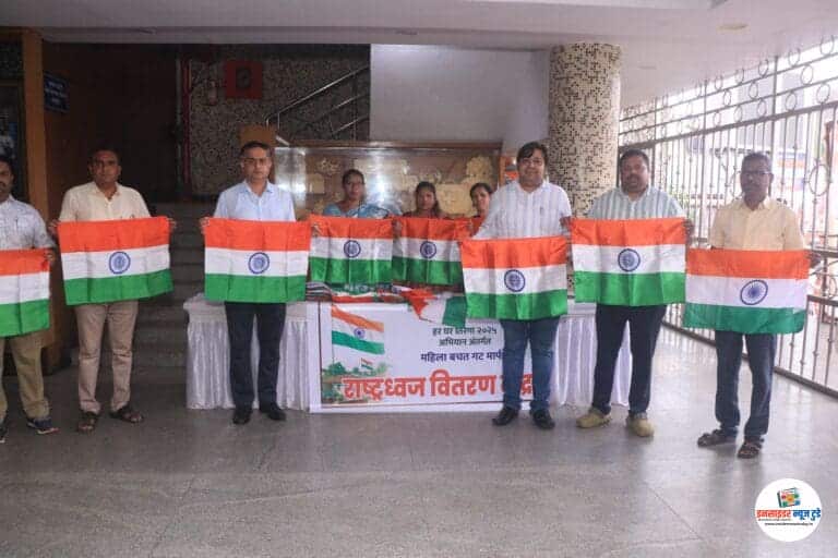 नपाच्या वितरण केंद्रांद्वारे राष्ट्रध्वजाचे वितरण सुरु आयुक्त यांच्या हस्ते उद्घाटन