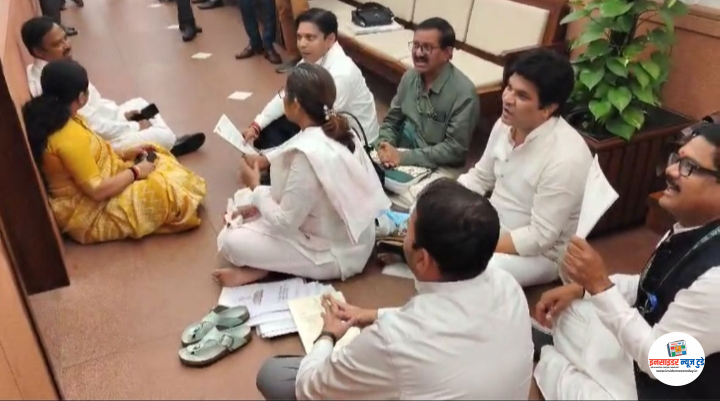 रसायने आणि खते मंत्री, जेपी नड्डा यांच्या दालना बाहेर आंदोलन