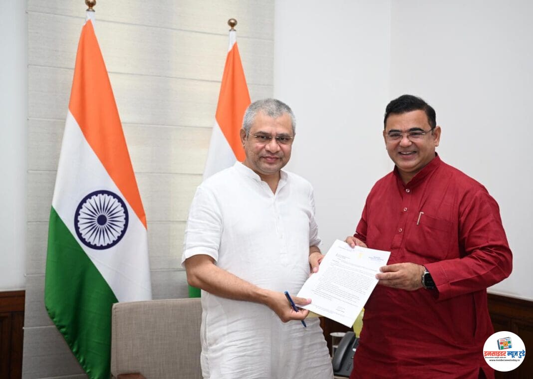 धुळे आणि नंदूरबार जिल्ह्यातील रेल्वे सुविधांच्या विकासासंदर्भात मंत्री जयकुमार रावल यांचे केंद्रीय रेल्वेमंत्री यांना निवेदन धुळे आणि नंदूरबार जिल्ह्यातील रेल्वे सुविधांच्या विकासासंदर्भात मंत्री जयकुमार रावल यांचे केंद्रीय रेल्वेमंत्री यांना निवेदन
