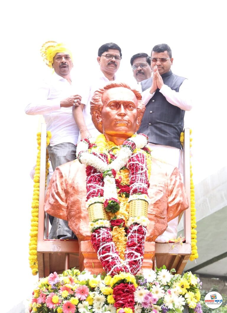 लोकशाहीर अण्णाभाऊ साठे यांच्या जयंतीनिमित्त चेंबूर येथे अभिवादन