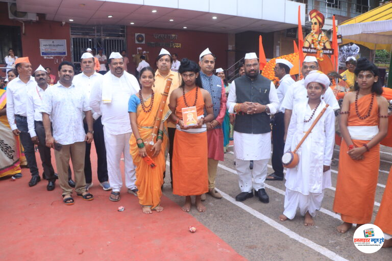 मनपा मुख्यालयात आयुक्तांच्या हस्ते झाले ध्वजारोहण  