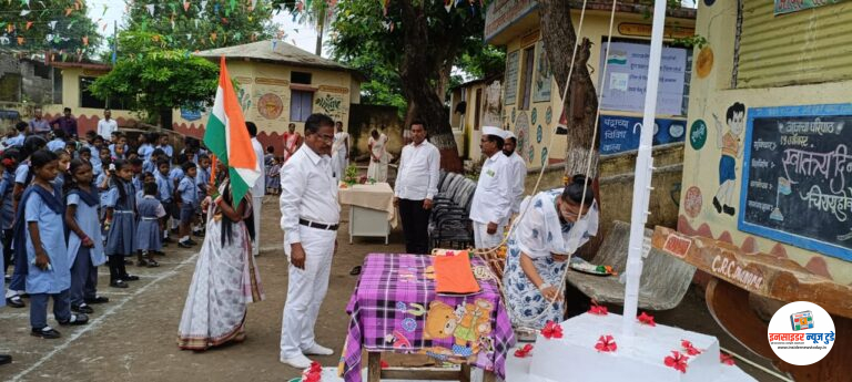 धानोरा जिल्हा परिषद शाळेमध्ये स्वातंत्र्यदिनी महाराष्ट्र राज्य परिवहन महामंडळ लिपीक यांच्या हस्ते ध्वजारोहण कार्यक्रम
