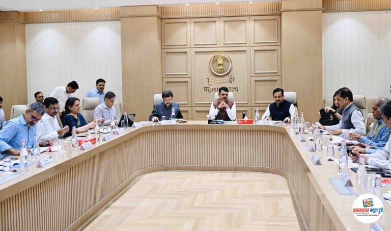 “आपले सरकार” पोर्टलच्या माध्यमातून देणात येणाऱ्या सेवा  आता व्हॉट्सॲपच्या माध्यमातून द्याव्यात – मुख्यमंत्री देवेंद्र फडणवीस