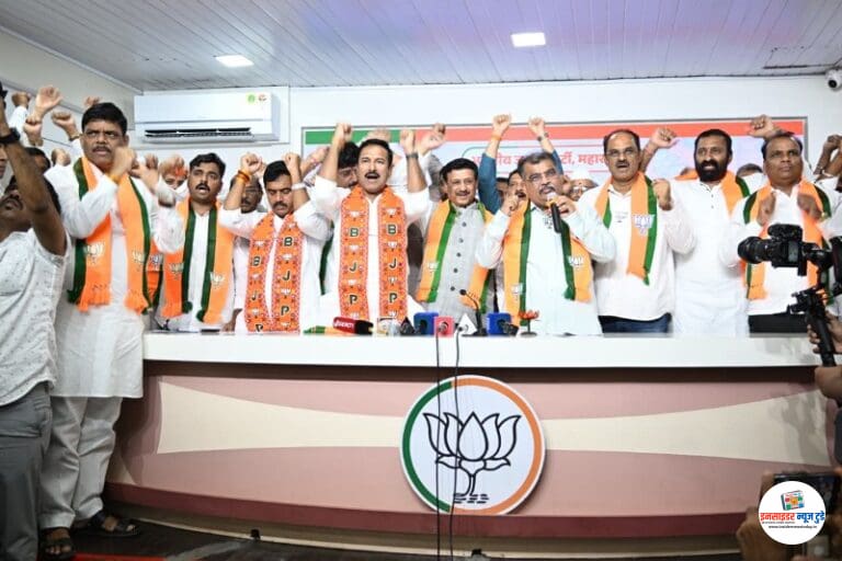 मावळ तालुक्यातील काँग्रेस व राष्ट्रवादी काँग्रेसच्या प्रमुख नेत्यांचा शेकडो समर्थकांसह भाजपामध्ये प्रवेश