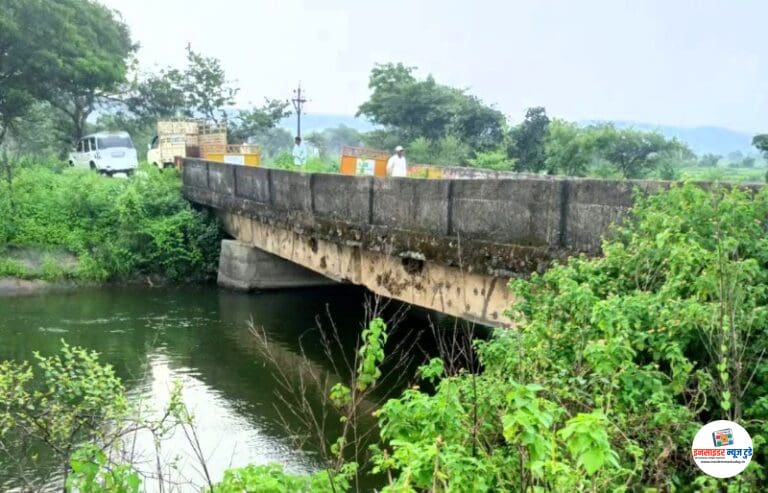 चिचाळा मार्गतील पेंच कालव्यावरील पूल वाकला