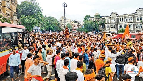 मनोज जरांगे-पाटील यांना मुंबई पोलिसांची नोटीस: तातडीने आझाद मैदान रिकामे करण्याचे निर्देश