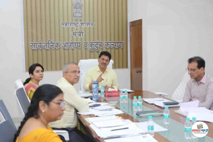 मा.आरोग्यंत्रीयांच्याउपस्थितीतबेठक1_copy_800x533