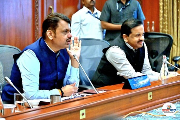 मा.मुख्यमंत्रीयांच्याअध्यक्षतेखालीइजऑफडुईंगबिझिनेससंदर्भातबैठक1_copy_800x533