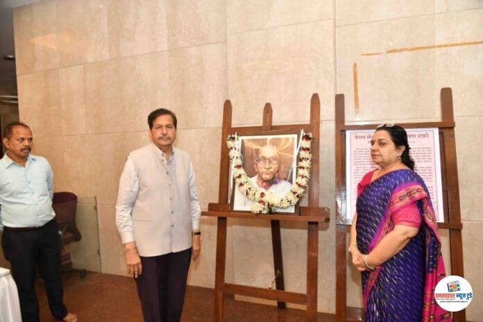 मामंत्रीमंगलप्रभातलोढायांच्या...प्रबोधनकारठाकरेजयंतीनिमित्तानेपुष्पहारअर्पण-2_copy_800x533