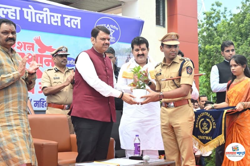 यवतमाळच्याअवधूतवाडीपोलीसस्टेशनचीमुख्यमंत्र्यांनीकेलीपाहणी1_copy_800x533