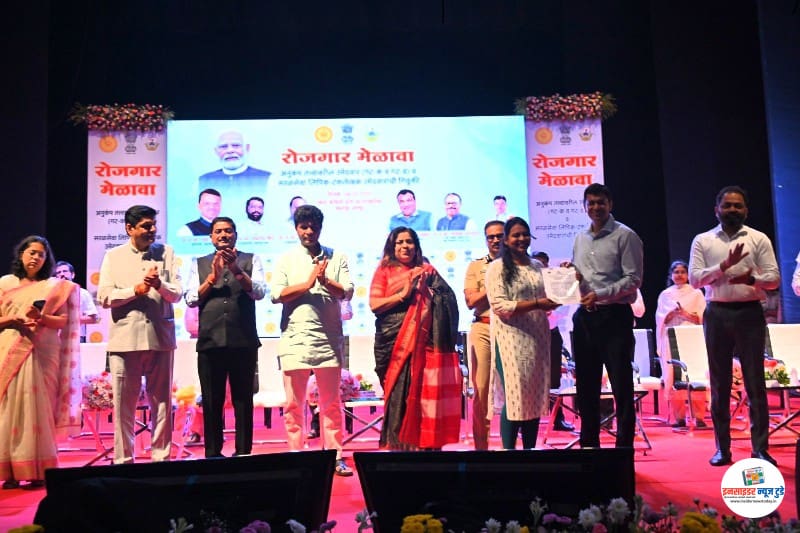 मुख्यमंत्री देवेंद्र फडणवीस यांच्या हस्ते अनुकंपा तत्वावरील व सरळ सेवेद्वारे निवडलेल्या उमेदवारांना नियुक्तीपत्रे प्रदान मुख्यमंत्री देवेंद्र फडणवीस यांच्या हस्ते अनुकंपा तत्वावरील व सरळ सेवेद्वारे निवडलेल्या उमेदवारांना नियुक्तीपत्रे प्रदान