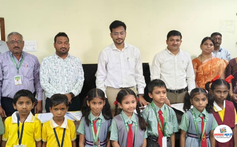 धर्मराज प्राथमिक शाळेच्या चिमुकल्यांनी उघडले कांद्रीचे राजकीय भवितव्य धर्मराज प्राथमिक शाळेच्या चिमुकल्यांनी उघडले कांद्रीचे राजकीय भवितव्य