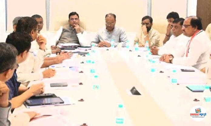 Revenue-Minister-Chandrashekhar-Bawankule-and-Bharat-Gogawale-1024x504_1_copy_800x477