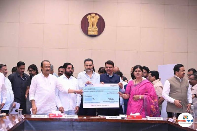 महाराष्ट्र प्रदूषण नियंत्रण मंडळाकडून पूरग्रस्तांच्या मदतीसाठी मुख्यमंत्री सहायता निधीला एक कोटीचा धनादेश महाराष्ट्र प्रदूषण नियंत्रण मंडळाकडून पूरग्रस्तांच्या मदतीसाठी मुख्यमंत्री सहायता निधीला एक कोटीचा धनादेश