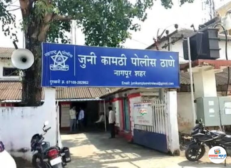 घरासमोर अश्लील कृत्य करणाऱ्या तरुणाविरुद्ध गुन्हा दाखल