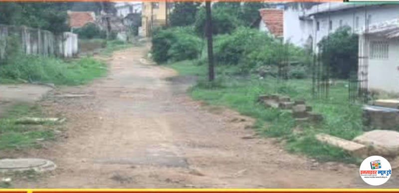 लक्ष्मीनारायण मंदिरच्या मुख्य रस्त्यावर चिखलाचे साम्राज्य लक्ष्मीनारायण मंदिरच्या मुख्य रस्त्यावर चिखलाचे साम्राज्य