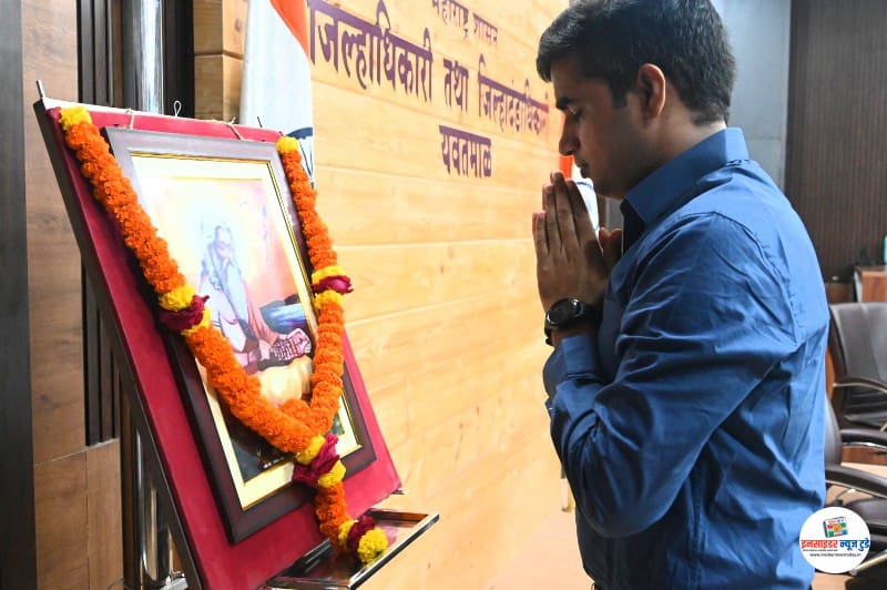 महर्षीवाल्मिकीयांनाजिल्हाधिकारीकार्यालयातअभिवादन_1_copy_800x532