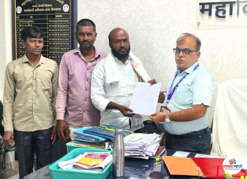 कृषी पंपाच्या वेळापत्रकामध्ये बदल करण्यासाठी महावितरण कार्यालयात ठिय्या ! कृषी पंपाच्या वेळापत्रकामध्ये बदल करण्यासाठी महावितरण कार्यालयात ठिय्या !