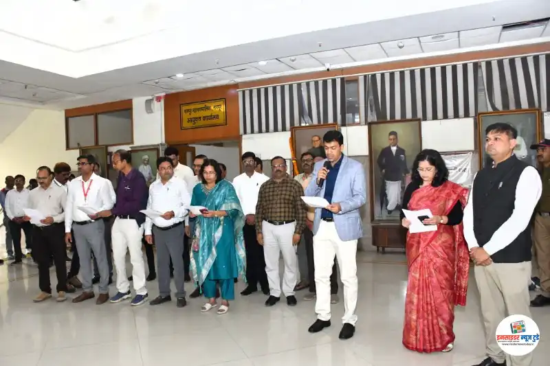 मनपा आयुक्तांसह कर्मचाऱ्यांनी केले उद्देशिकेचे वाचन मनपा आयुक्तांसह कर्मचाऱ्यांनी केले उद्देशिकेचे वाचन