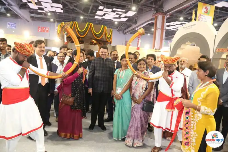 मुख्यमंत्री फडणवीस यांनी भारत आंतरराष्ट्रीय व्यापार मेळाव्यातील महाराष्ट्र दालनाला भेट दिली स्टॉलधारकांशी संवाद; उत्पादनांची पाहणी मुख्यमंत्री फडणवीस यांनी भारत आंतरराष्ट्रीय व्यापार मेळाव्यातील महाराष्ट्र दालनाला भेट दिली स्टॉलधारकांशी संवाद; उत्पादनांची पाहणी