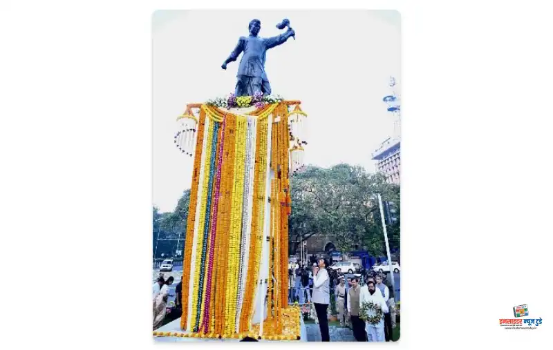 मुख्यमंत्री देवेंद्र फडणवीस यांच्याकडून संयुक्त महाराष्ट्र लढ्यातील हुतात्म्यांना अभिवादन मुख्यमंत्री देवेंद्र फडणवीस यांच्याकडून संयुक्त महाराष्ट्र लढ्यातील हुतात्म्यांना अभिवादन