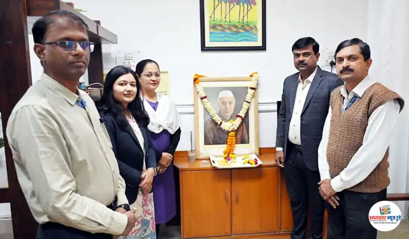 पंडित जवाहरलाल नेहरू यांना विभागीय आयुक्त कार्यालयात अभिवादन पंडित जवाहरलाल नेहरू यांना विभागीय आयुक्त कार्यालयात अभिवादन